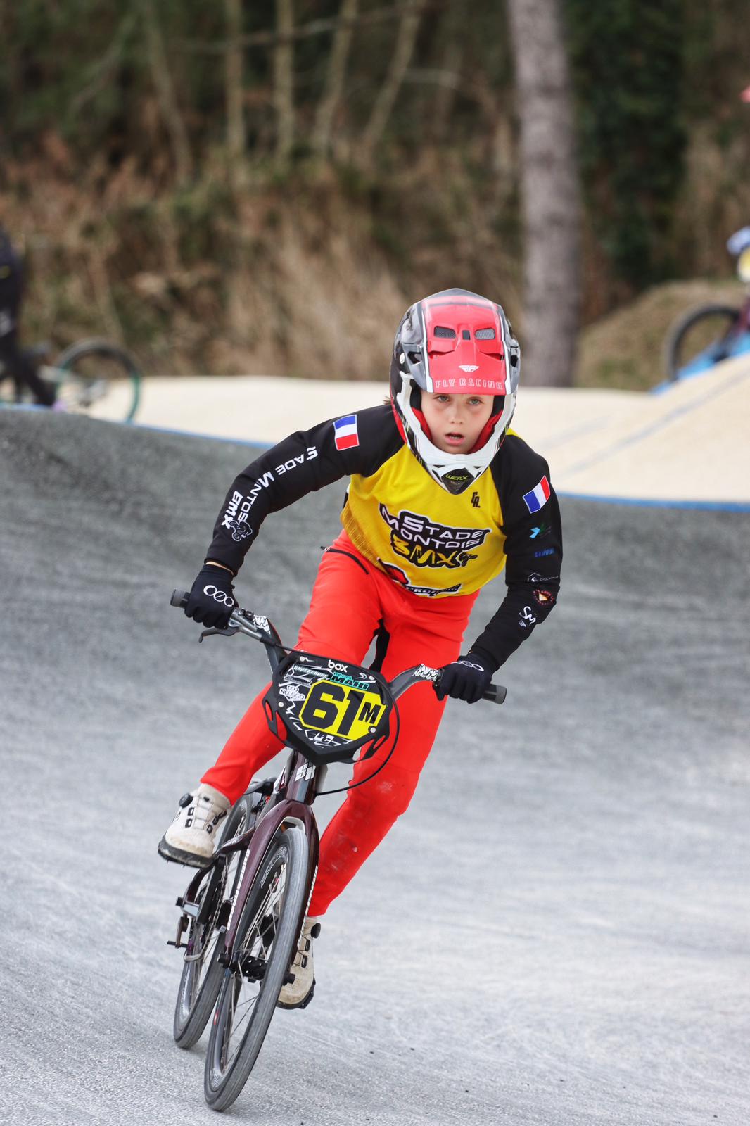 Kéoni MAHI en action avec son casque rouge