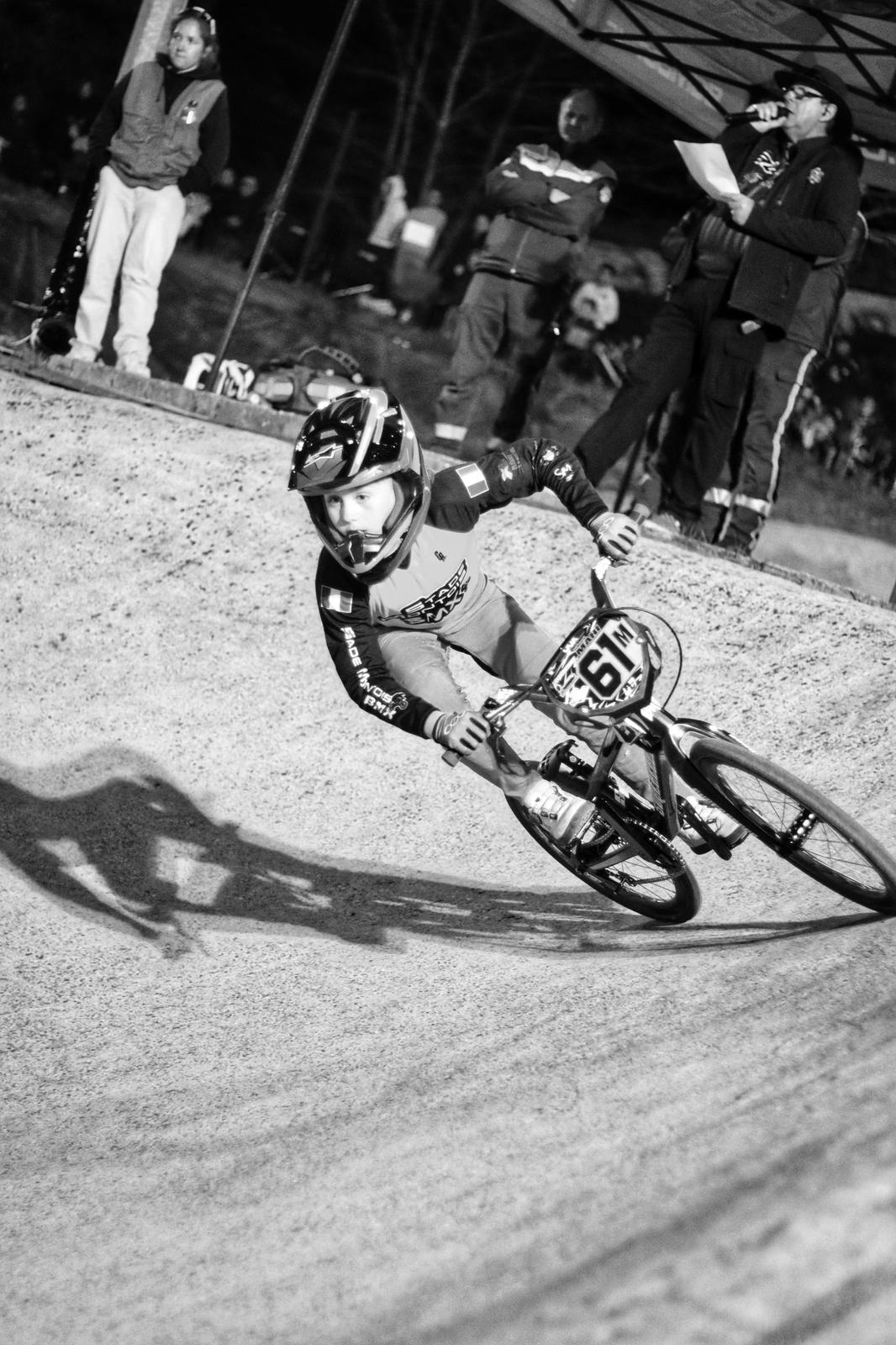 Kéoni MAHI en virage serré sur la piste BMX
